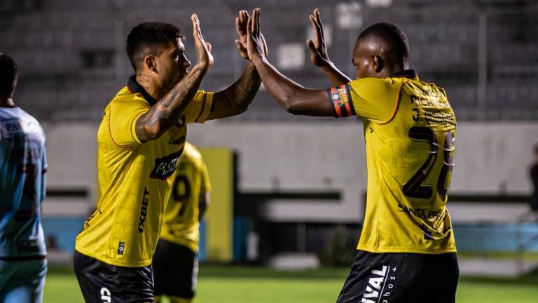 Jhonny Quiñónez celebró su anotación desde el punto penal junto a Milton Céliz.
