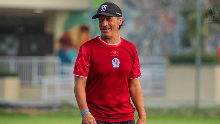Pedro Troglio dirigiendo al Olimpia de Honduras.