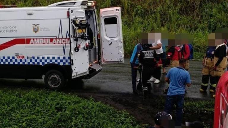 Tres fallecidos y 16 heridos tras el volcamiento de un autobús en Quevedo, Los Ríos