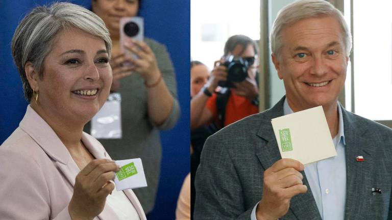 Combo de fotografías de los candidatos a la Presidencia de Chile Jeannette Jara y José Antonio Kast luego de votar este domingo. La izquierdista Jara y el ultraderechista Kast competirán por la Presidencia de Chile en una segunda vuelta el 14 de diciembre, con el 52,4 % de los sufragios escrutados.
