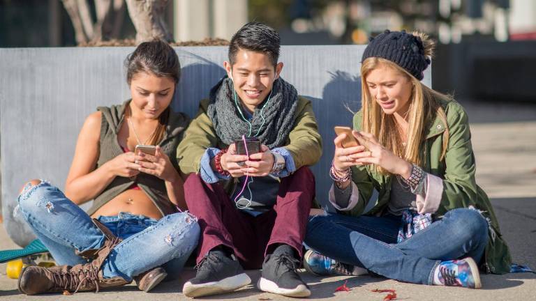 Reino Unido prohibirá redes sociales a menores de 16 años: TikTok, YouTube, Instagram, Facebook y X estarían en la mira