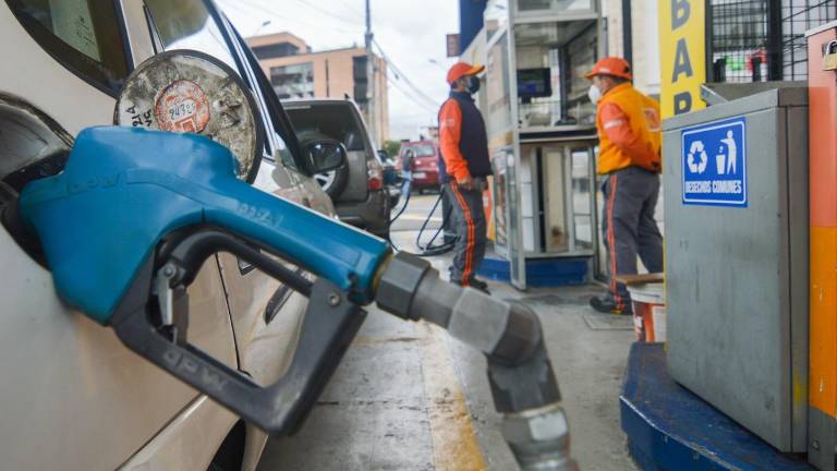 Gobierno habilita canales de denuncia por sobrepecios de gasolinas extra y ecopaís tras incremento de valores