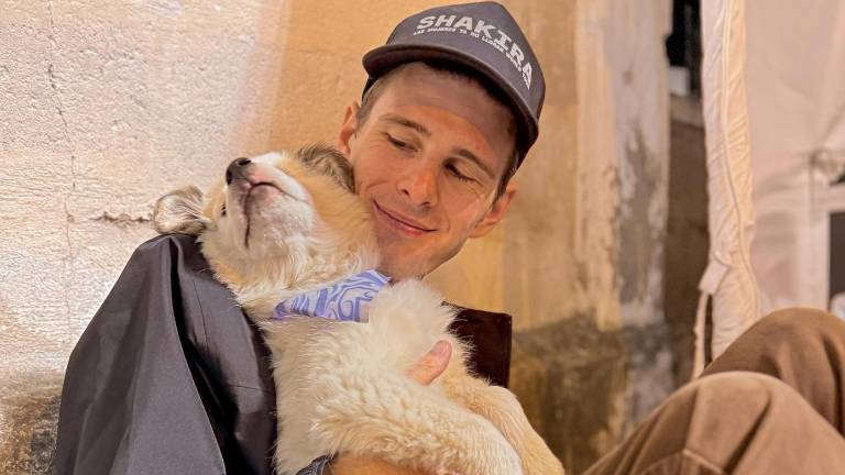 Integrante del equipo de Shakira comparte emotivo mensaje tras adoptar a un perro rescatado en Quito