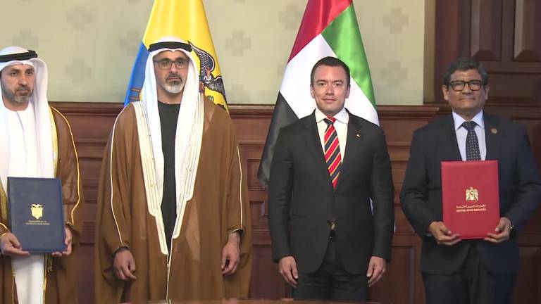 Autoridades de Ecuador y Emiratos Árabes Unidos durante la firma de acuerdos.
