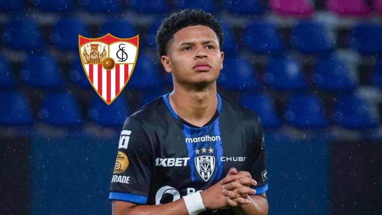 Patrik Mercado, jugador de IDV, junto al escudo del Sevilla.