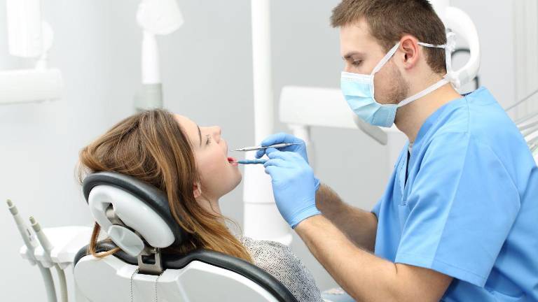 UCSG ofrecerá 100 implantes dentales gratuitos con regeneración ósea en Guayaquil: así puedes postular