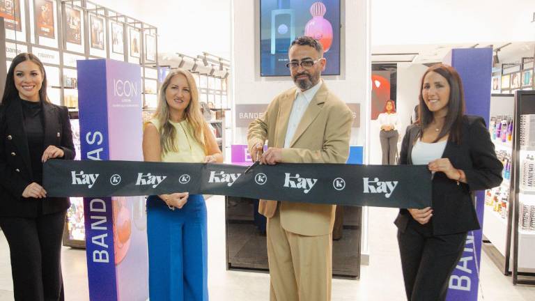 Corte de cinta por la apertura de Kay Cosmetics un espacio enfocado en productos para la belleza y el autocuidado.