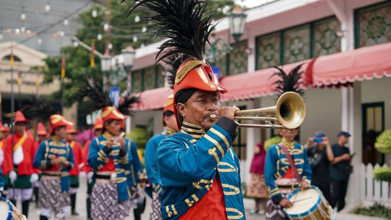 Tradicional desfile ecuatoriano por celebraciones de Carnaval.