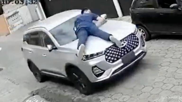 VIDEO | Ciudadano subió al capó de su auto para evitar que se lo roben en Quito