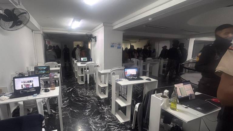Fiscalía procesa a 10 personas por presunta red de intimidación y extorsión desde un call center en Quito