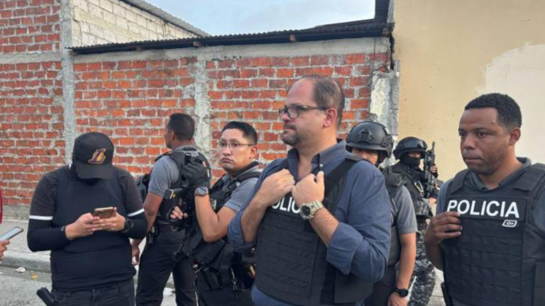 El ministro del Interior, John Reimberg, durante un operativo.