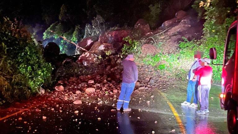 Derrumbe bloquea la vía Calacalí–La Independencia en el km 36 al inicio del feriado de Carnaval​​​​​
