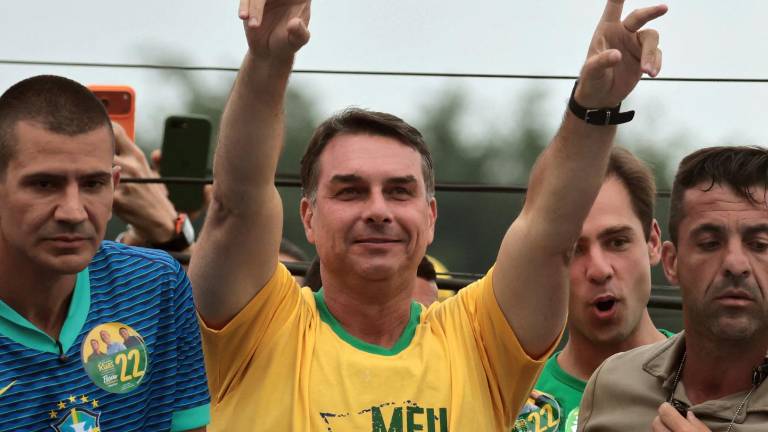 Elecciones en Brasil: Flávio Bolsonaro aventaja a Lula y habrá segunda vuelta