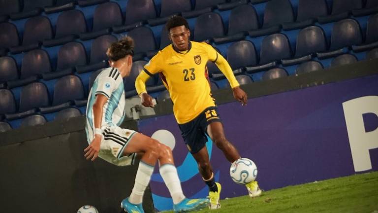 Johan Martínez (d) encarando al jugador argentino en la semifinal del Sudamericano Sub-17.