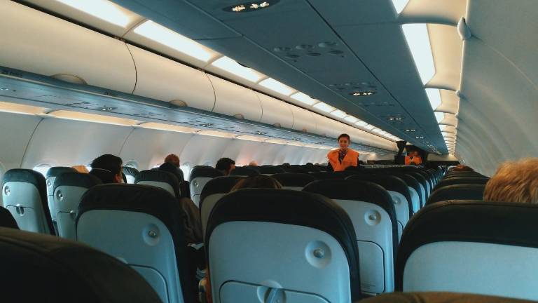 No puede comunicarse, no recuerda nada de lo sucedido: el estado del pasajero succionado por un avión