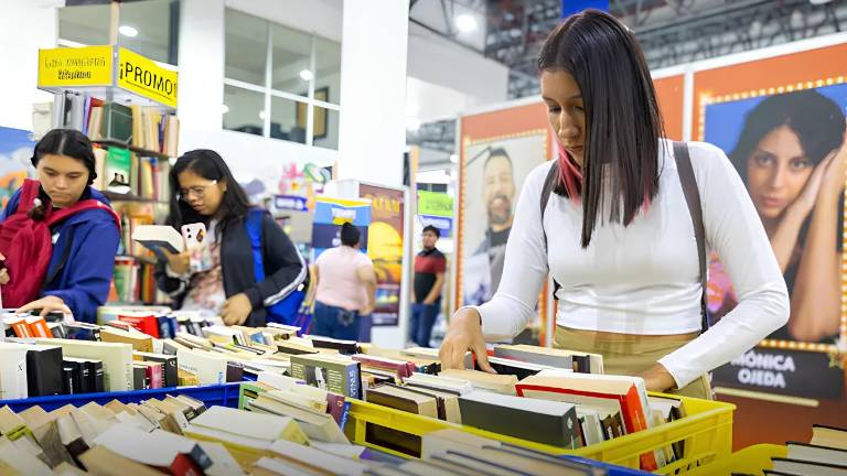 Ciudadanos revisando la oferta de obras en la Feria del Libro de Guayaquil 2025.