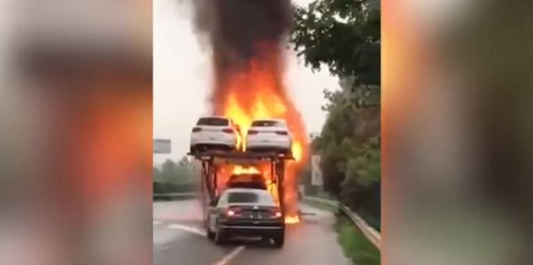 Conductor rescata auto nuevo desde camión remolcador en llamas