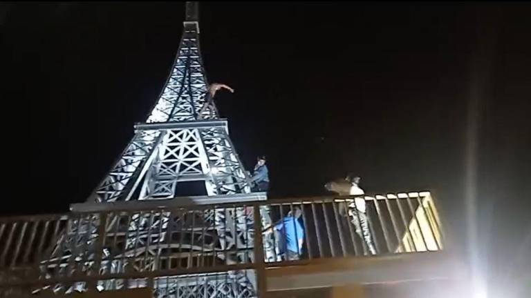 Un hombre escaló la réplica de la torre Eiffel en Vinces para intentar suicidarse