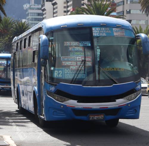 Fotografía de un bus de transporte público recorriendo Quito.