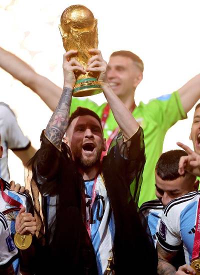 Lionel Messi levantó la Copa del Mundo con Argentina en 2022.