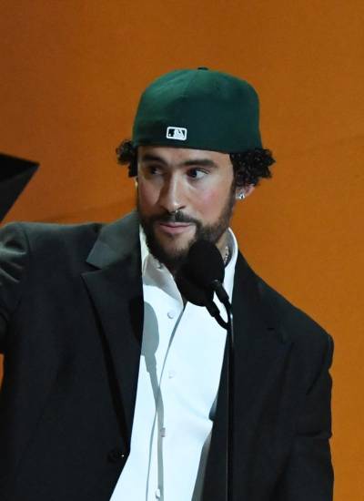 El cantante puertorriqueño Bad Bunny acepta el premio al Mejor Álbum de Música Urbana durante la Entrega Anual de los Premios Grammy en el Crypto.com Arena de Los Ángeles el 5 de febrero de 2023.