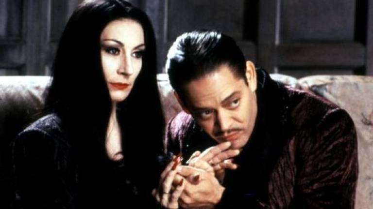 Así luce la sensual Morticia de ‘Los Locos Addams’, 26 años después