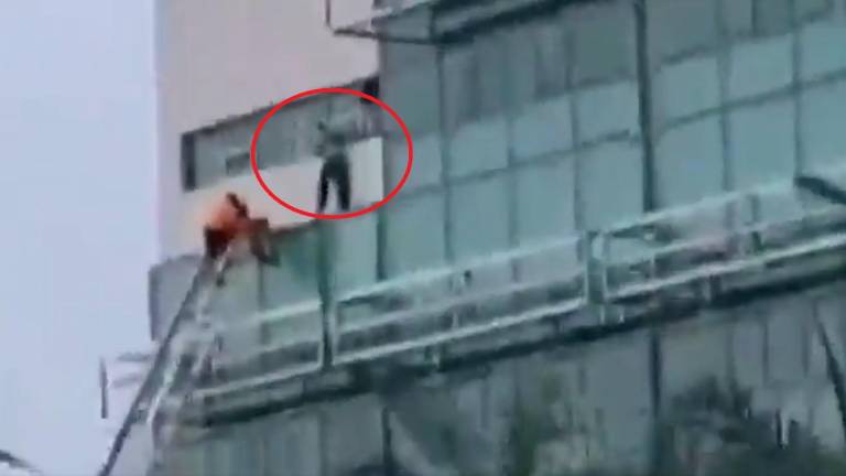Circula video de presunto reo hospitalizado en Hospital de Guayaquil mientras sale por la ventana