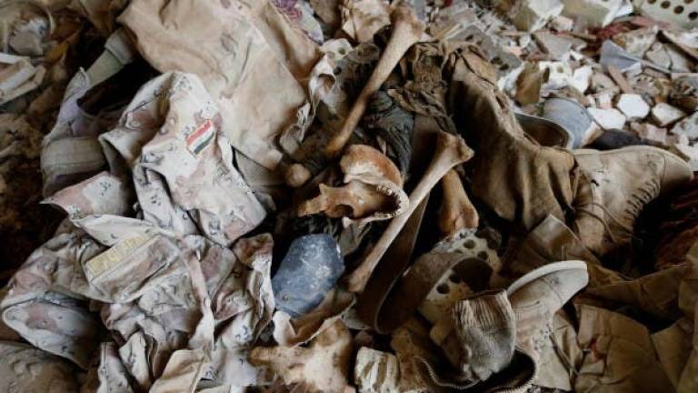 Encuentran fosa común con 400 cadáveres de víctimas del Estado Islámico