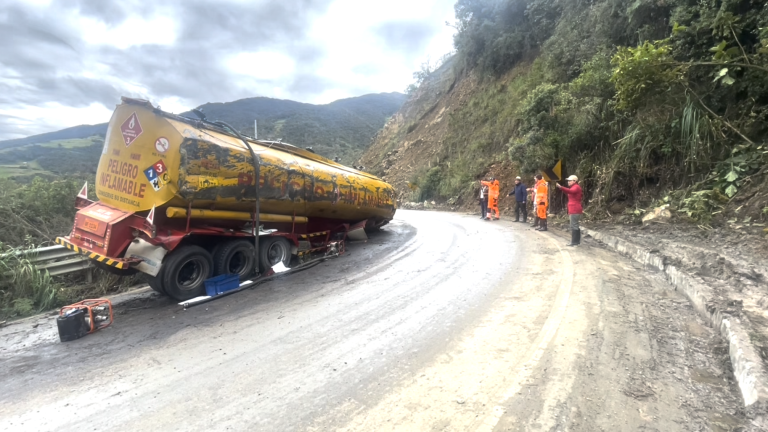 El tanquero que tuvo el accidente de tránsito en la vía Gualaceo-Limón cargaba cerca de diez mil galones de diesel.