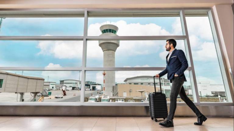 Aeropuertos de Quito y Guayaquil recomiendan llevar pases de abordar o boletos para traslados en toque de queda