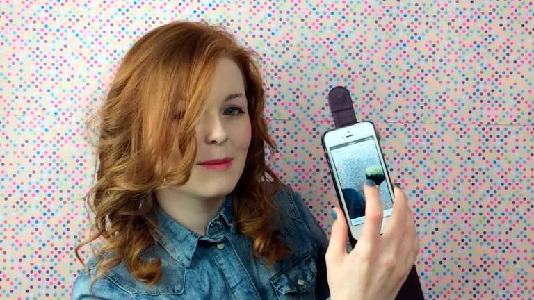 Lily Edwards, la youtuber invidente que enseña a maquillar
