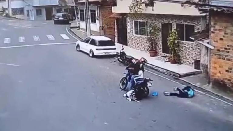 Piñas, El Oro: Niña de 11 años pierde su brazo por una caída entre la llanta de una motocicleta