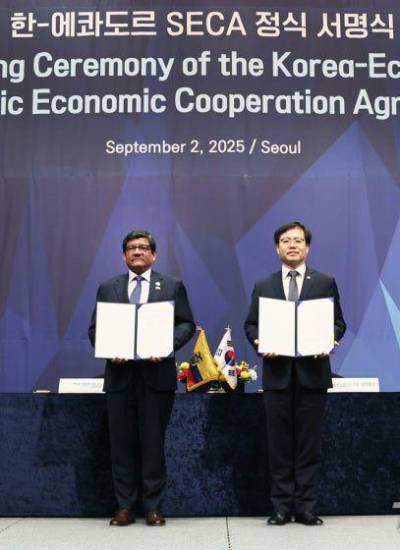 El ministro de Producción, Comercio Exterior, Inversiones y Pesca ecuatoriano, Luis Alberto Jaramillo, y el ministro de Comercio, Industria y Energía de Corea del Sur, Yeo Han-Koo.