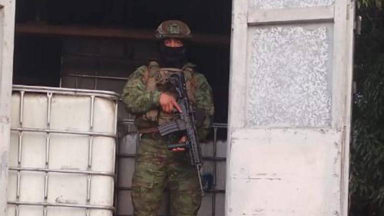 Chats de la red que robaba combustible salen a la luz: Juez dispuso prisión preventiva para cinco policías y tres militares