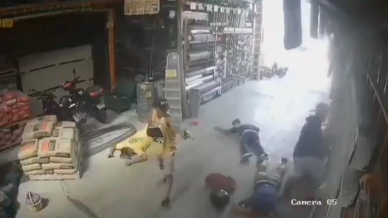 Hasta con un brazo roban: Video muestra cómo un ladrón roba un local en Guayaquil con el brazo inmovilizado