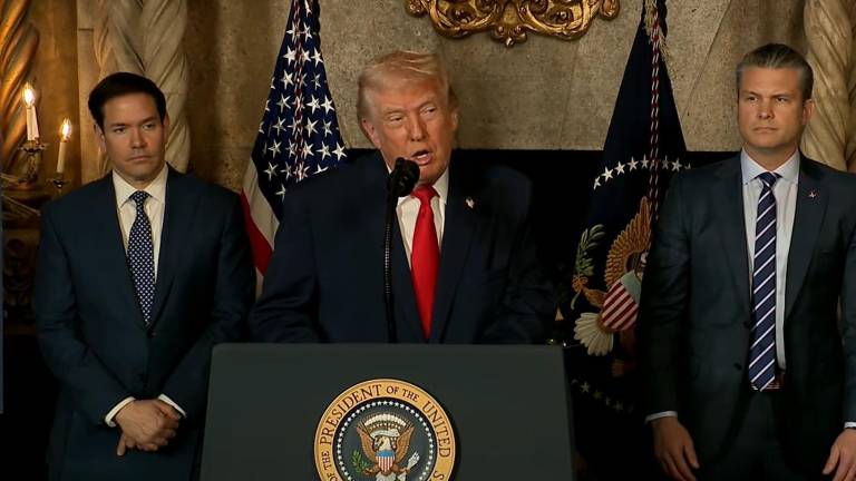 Captura de video tomada de una transmisión de La Casa Blanca del presidente de Estados Unidos, Donald Trump (C).