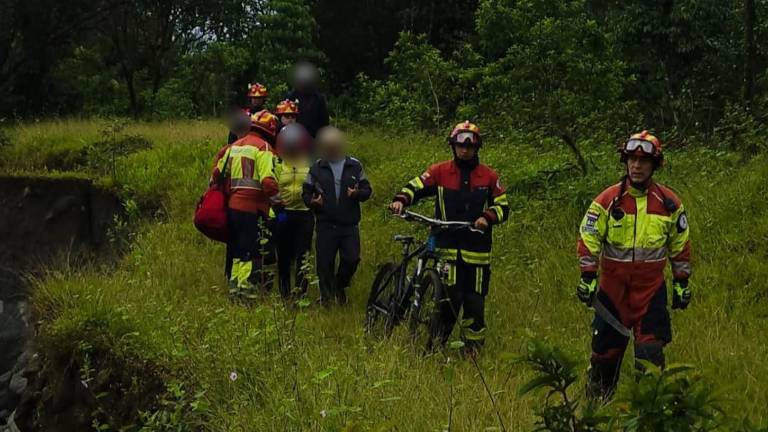Rescatan a seis personas extraviadas durante recorridos entre Lloa y Mindo