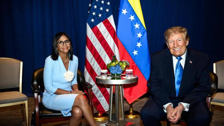 La presidenta interina de Venezuela, Delcy Rodríguez (i), posa junto al presidente de Estados Unidos, Donald Trump.