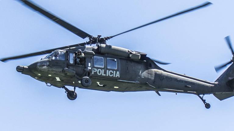 Ataque a helicóptero que deja ocho policías muertos y atentado en escuela militar sacuden a Colombia