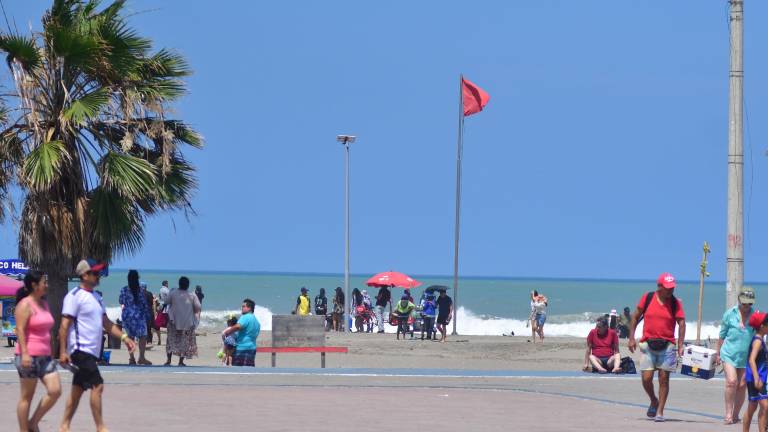 Fotografía referencial que muestra una bandera roja en una playa de Manabí.