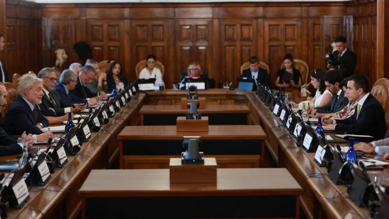 Fotografía que muestra a las autoridades ecuatorianos reunidos con funcionarios italianos, incluido Melillo.
