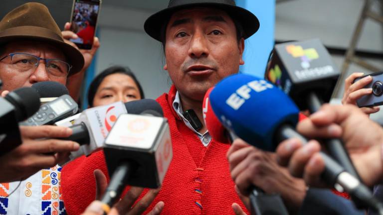 El presidente de la Confederación de Nacionalidades Indígenas del Ecuador, Leonidas Iza, ofrece declaraciones a su llegada a la Asamblea Popular Plurinacional este miércoles, en Quito (Ecuador).