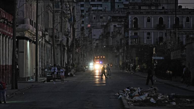 La gente camina por una calle durante un apagón en La Habana el 21 de febrero de 2026.