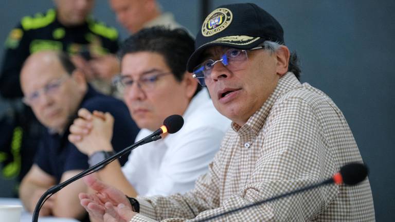 Esta imagen difundida por la oficina de prensa de la Presidencia de Colombia muestra al presidente de Colombia, Gustavo Petro (derecha), hablando durante una reunión de gabinete sobre la tormenta invernal en Montería, Córdoba.