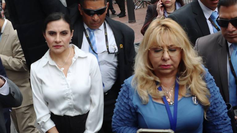 Fotografía que muestra a la exvicepresidenta, Verónica Abad, y a la jueza Nubia Vera.