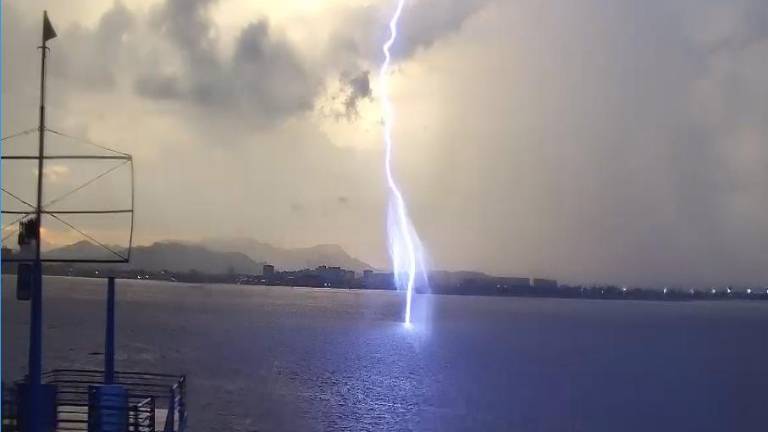 Tormenta eléctrica y lluvias intensas golpean Guayaquil la noche de este jueves