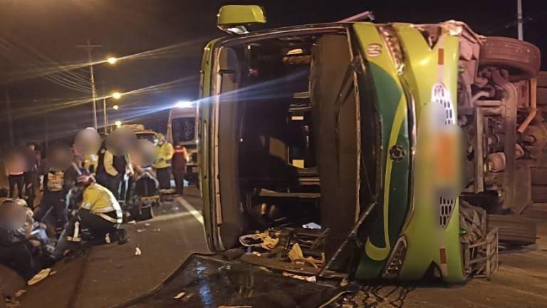 Fatal accidente entre un bus y dos vehículos dejó 17 heridos en Tambillo, sobre la Panamericana Sur