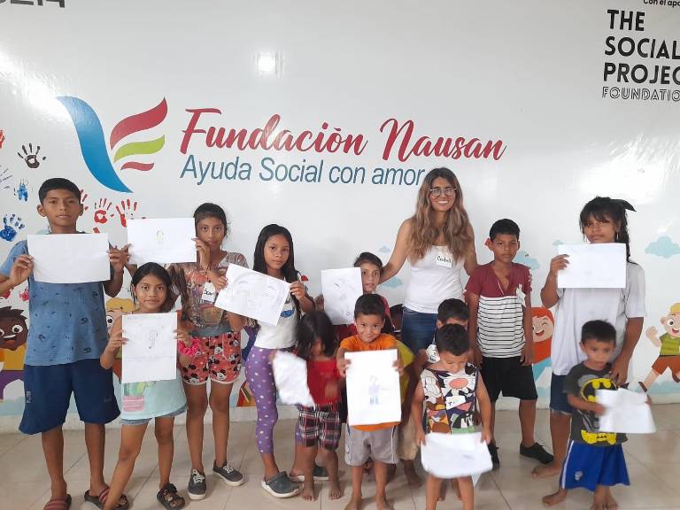 $!Niños de la Fundación Nausan mostrando sus dibujos.