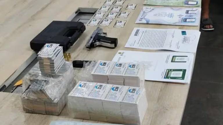 Detienen a hombre con documentos para trámites de matriculación en Playas, Naranjal y Quito