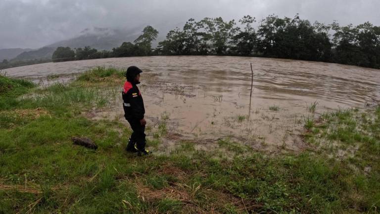 Zamora Chinchipe: rescatan a 48 personas que fueron arrastradas por la creciente de un río